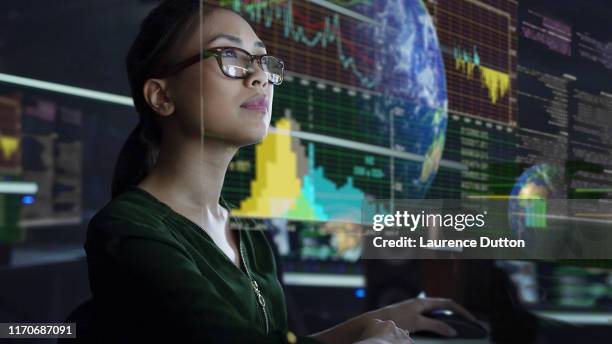 ver a través de la pantalla - vigilante fotografías e imágenes de stock