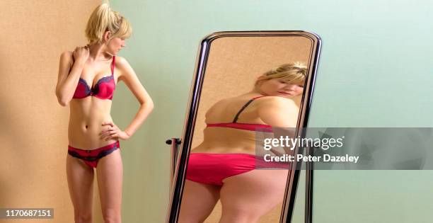body dysmorphia - anorexie nerveuse photos et images de collection