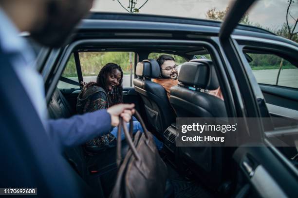 mann steigt ins auto - fahrgemeinschaft stock-fotos und bilder