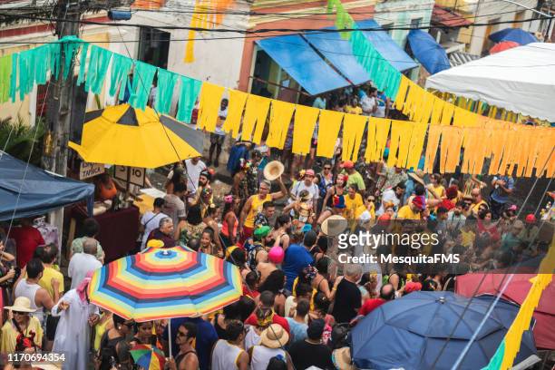 multitud - carnaval brasileño en olinda, pernambuco - brazilian carnival fotografías e imágenes de stock