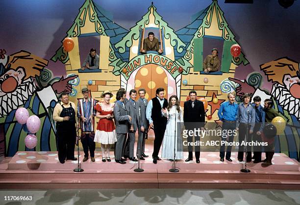 Country Comedy" - Airdate: February 10, 1971. TOP: JIM NABORS BOTTOM : JUNIOR SAMPLES;'STRINGBEAN';MINNIE PEARL;THE STATLER BROTHERS;JOHNNY CASH;JUNE...