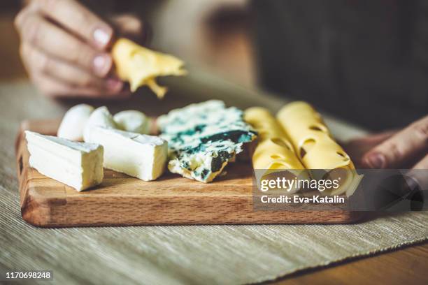 ontbijten - eating cheese stockfoto's en -beelden