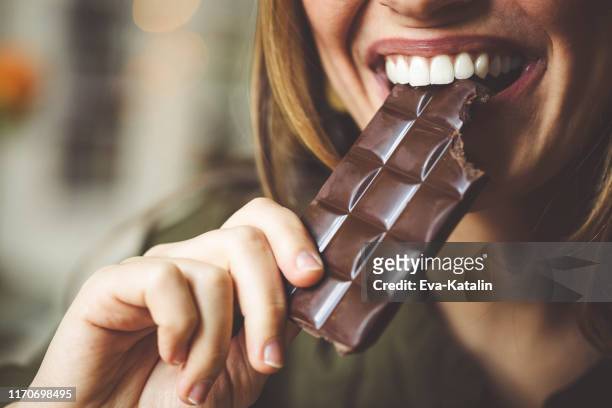 essen schokolade - mundraum stock-fotos und bilder