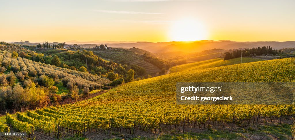 Coucher du soleil d'automne dans les collines de la Toscane