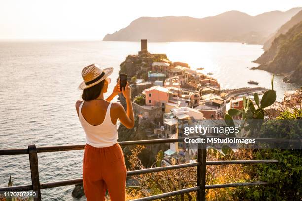 haciendo un recuerdo. - vernazza fotografías e imágenes de stock