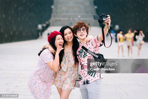 mulheres asiáticas de sorriso que tomam a foto do selfie. conexão, comunicação, entretenimento, conceitos divertidos - korean teen - fotografias e filmes do acervo