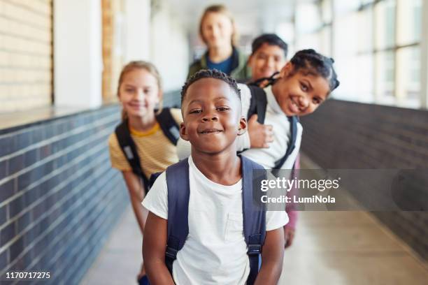 aprendamos algo nuevo hoy - niño de escuela primaria fotografías e imágenes de stock