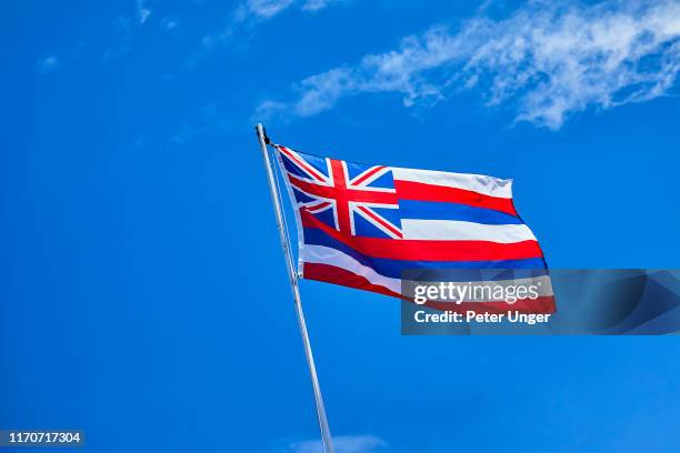 flag of hawaii flying in the breeze,lahaina,maui,hawaii,usa - hawaii flag 個照片及圖片檔