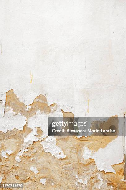 damaged old white paint wall scrapped texture from old building in spain - adobe texture stockfoto's en -beelden