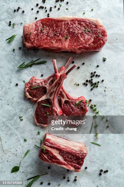 steaks geschnitten - lamm fleisch stock-fotos und bilder