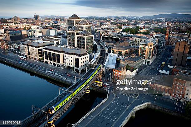 commuter train, dublin, ireland - dublino irlanda foto e immagini stock