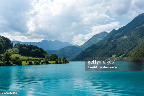 lakescape do lago lucerne, cidade de burglen no cantão de nidwalden, switzerland - schwyz - fotografias e filmes do acervo