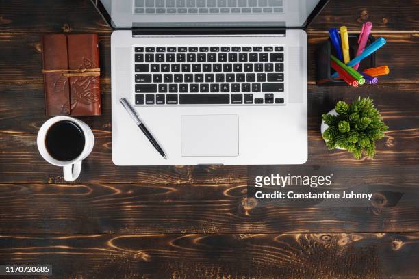 laptop and office supplies on rustic wood - office work flat lay stockfoto's en -beelden