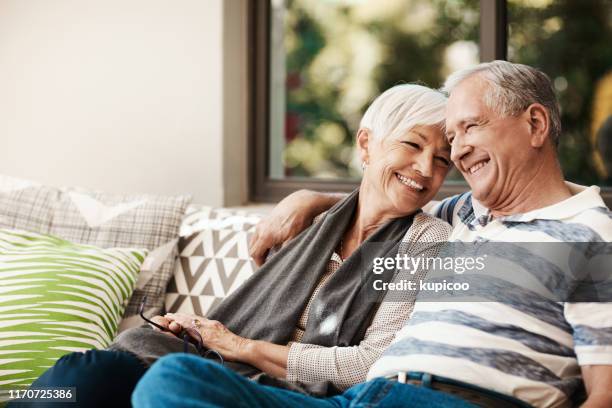 never stop loving each other - sitting on couch imagens e fotografias de stock