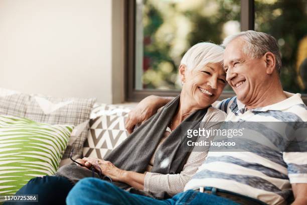 sluta aldrig älska varandra - senior couple bildbanksfoton och bilder