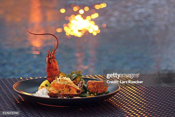 seafood platter at sunset - seafood platter stockfoto's en -beelden