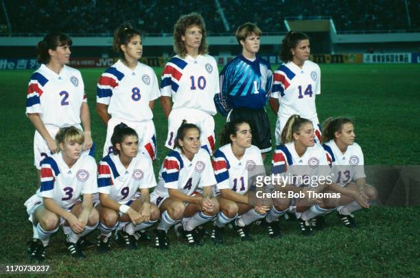 Members of the United States football squad posed together prior to playing in a group B match during the 1991 FIFA Women's World Cup tournament in...
