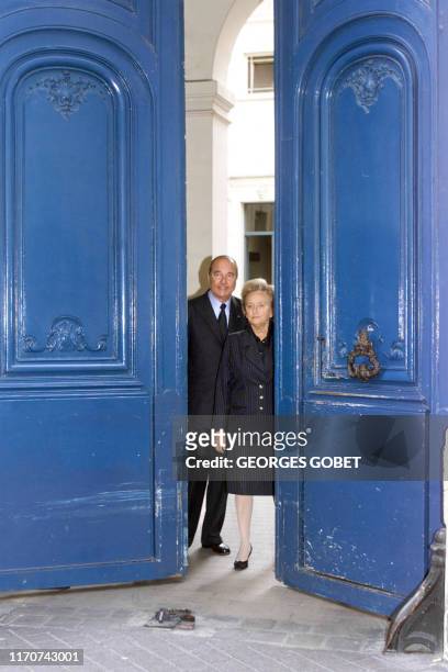 Le président Jacques Chirac et son épouse Bernadette quittent, le 11 novembre 2000 à Paris, le domicile parisien de Jacques Chaban-Delmas après avoir...
