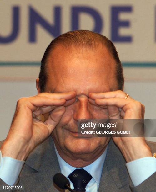 Le président de la République française Jacques Chirac se frotte les yeux, le 19 janvier 2001 dans la salle des conférences du palais des congrès de...