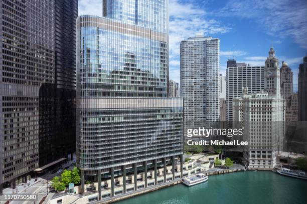 trump international hotel and tower and wrigley building - trump chicago 個照片及圖片檔