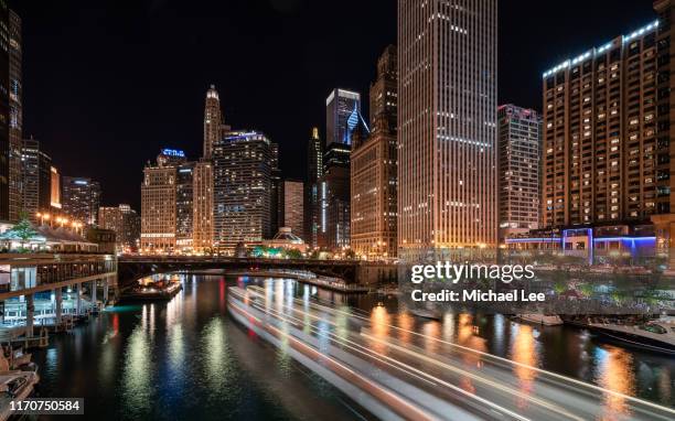 chicago river night scene - aon center chicago stock pictures, royalty-free photos & images