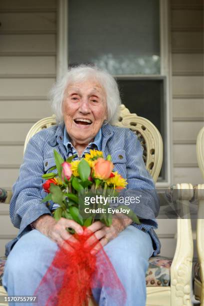 femme centenaire heureuse - centenaire et plus photos et images de collection
