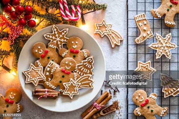 灰色のテーブルに自家製クリスマスクッキー - ジンジャーブレッドマン ストックフォトと画像