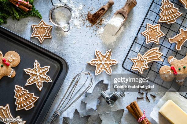 zutaten und utensilien für die zubereitung von weihnachtsplätzchen - flour christmas stock-fotos und bilder