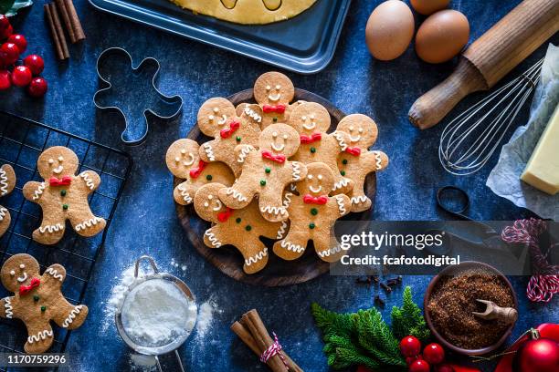 聖誕餅乾準備框架的配料和用具 - gingerbread men 個照片及圖片檔