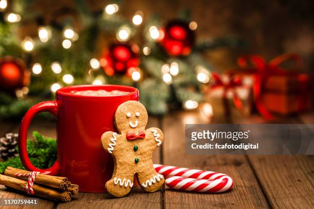 zelfgemaakte warme chocolademelk mok en peperkoek koekjes op kerst tafel - christmas dark stockfoto's en -beelden
