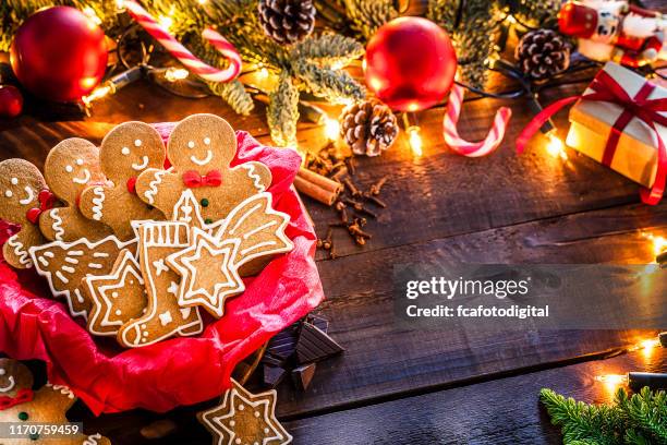galletas caseras de pan de jengibre en la mesa de navidad. copiar espacio. - cesta de navidad fotografías e imágenes de stock
