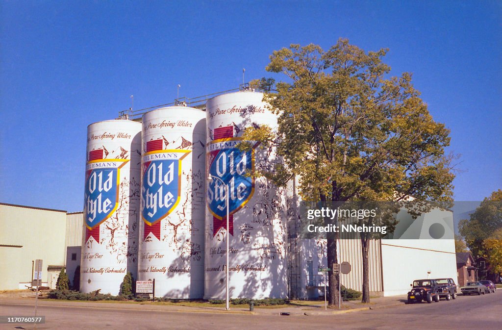 'S werelds grootste Six Pack met oude stijl bier label, La Crosse, Wisconsin 1979