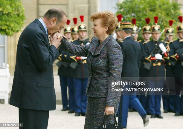 Le président Jacques Chirac, fait le baise-main à la présidente lettone Vaira Vike-Freiberga, le 01 octobre 2002 au palais de l'Elysée à Paris, lors...