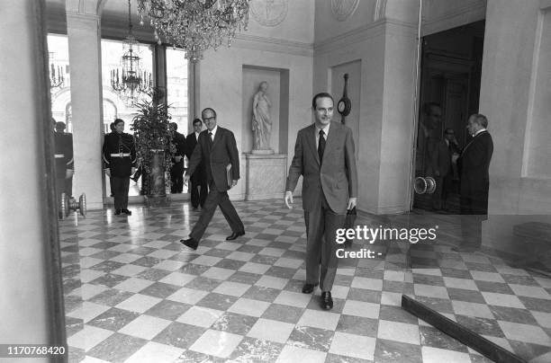 Le Premier Ministre Jacques Chirac quitte le Palais de l'Elysée sous les yeux du Président de la République Valéry Giscard d'Estaing , le 19 juin...