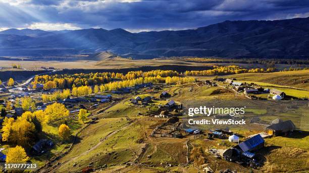 white khabarov village in xinjiang - 大地 stock-fotos und bilder