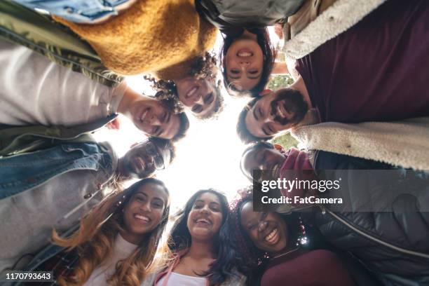 multiethnische gruppe von universitätsstudenten mit blick nach unten - menschenrechte stock-fotos und bilder