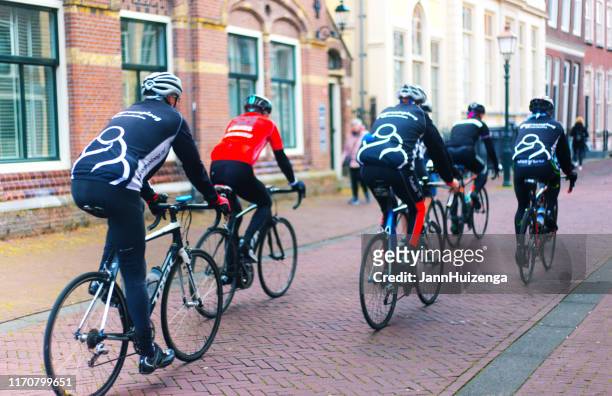 hoorn, países baixos: grupo de ciclistas no fato completo da bicicleta - fato vermelho - fotografias e filmes do acervo