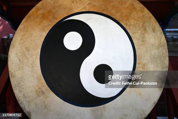 taichi symbol yin and yang - tao stock-fotos und bilder