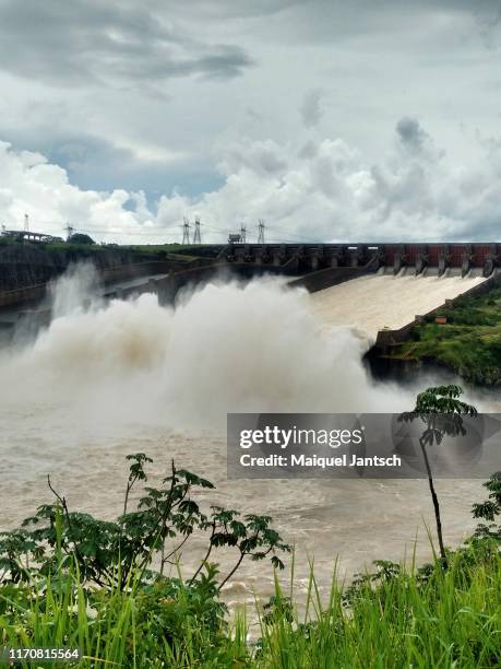 itaipu dam (usina de itaipu), one of the biggest hydroelectric dams in the world - foz do iguaçu - brazil and paraguai - itaipu hydroelectric power plant stock pictures, royalty-free photos & images