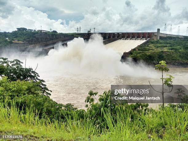 itaipu dam (usina de itaipu), one of the biggest hydroelectric dams in the world - foz do iguaçu - brazil and paraguai - dam china 個照片及圖片檔