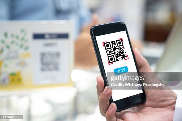 qr code payment, e wallet , cashless technology concept - bar code stockfoto's en -beelden