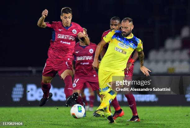Michael De Marchi of AS Cittadella competes for the ball with Gennaro Scognamiglio of Pescara Calcio during the Serie B match between Cittadella and...
