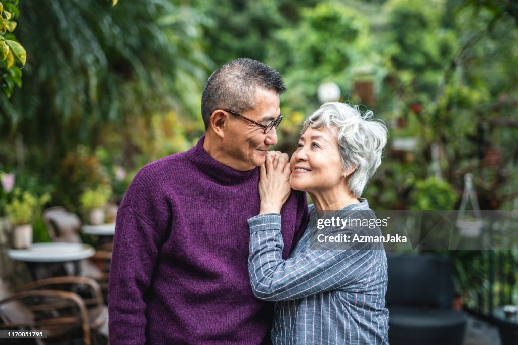 Retrato ao ar livre do marido e da esposa chineses sênior devotados