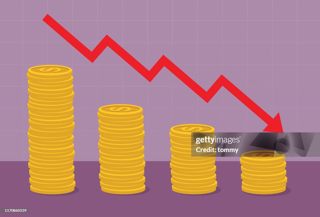 Münzstapel mit rotem Pfeil nach unten gehen
