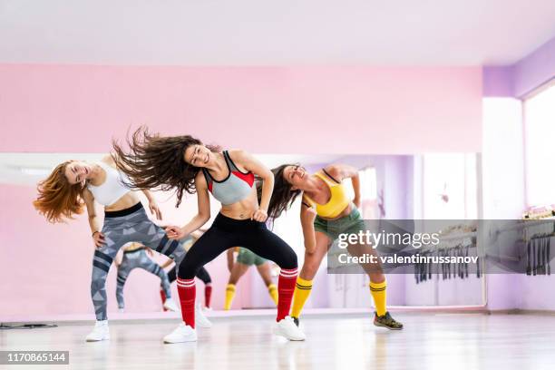 professionelle tänzerklasse tanzen im tanzstudio - dancing stock-fotos und bilder