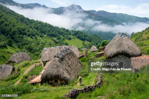 braña la pornacal, somiedo natural park, pola de somiedo, asturias, spain. - asturien stock-fotos und bilder