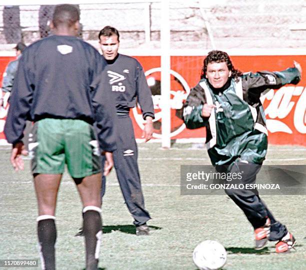 El capitan de la seleccion boliviana de futbol Marco Antonio 'diablo' Etcheverry intenta una jugada18/julio junto a sus companeros Marcos Sandy y...