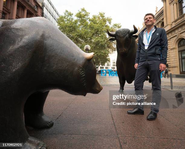 September 2019, Hessen: Oliver Steil, Chairman of the Board of Teamviewer, stands in front of the stock exchange between Bulle and Bär. The IPO of...