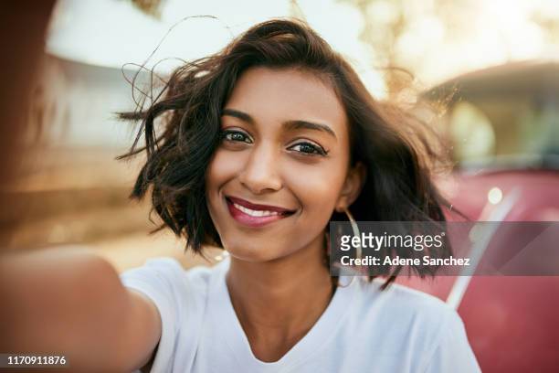 temps de selfie - selfie femme photos et images de collection