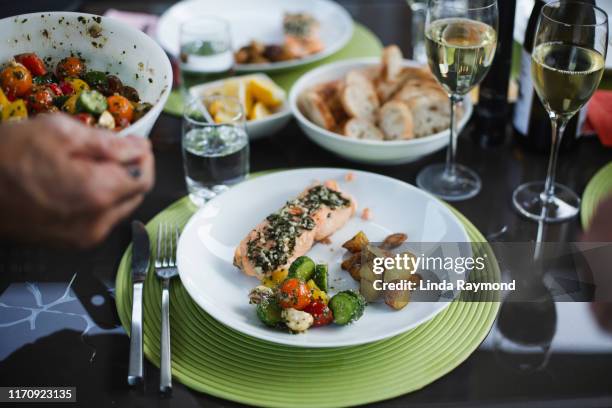 zomer diner - mediterraanse gerechten stockfoto's en -beelden